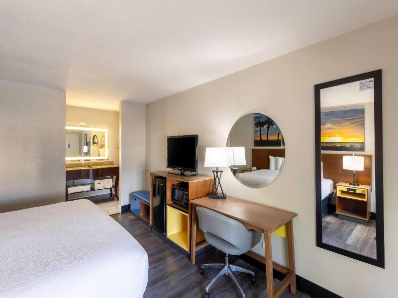 Days Inn By Wyndham Port Charlotte image