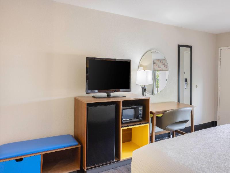 Days Inn By Wyndham Port Charlotte image