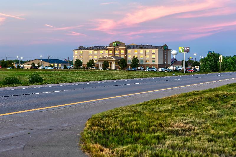 Holiday Inn Express & Suites Salina