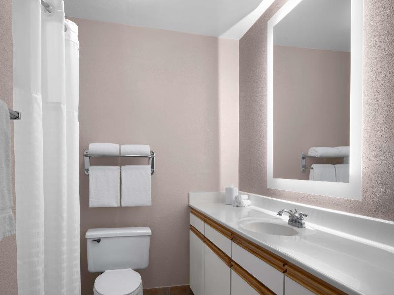 Larkspur Landing Extended Stay Suites Bellevue image
