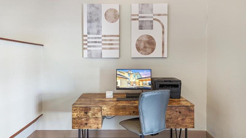 Estherville Hot​​el & Suites image