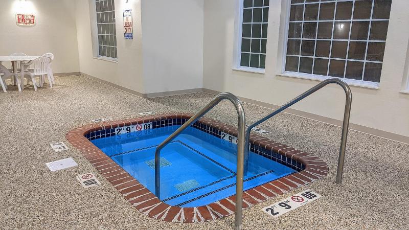 Estherville Hot​​el & Suites image