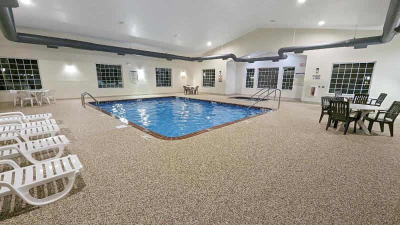 Estherville Hot​​el & Suites image
