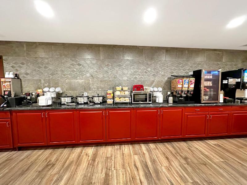 Estherville Hot​​el & Suites image 1