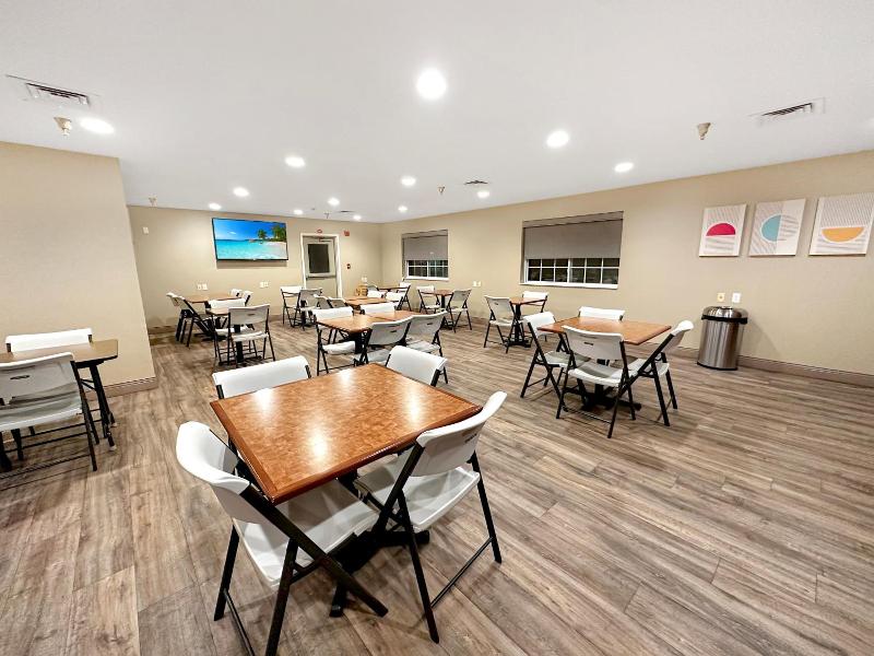 Estherville Hot​​el & Suites image 2