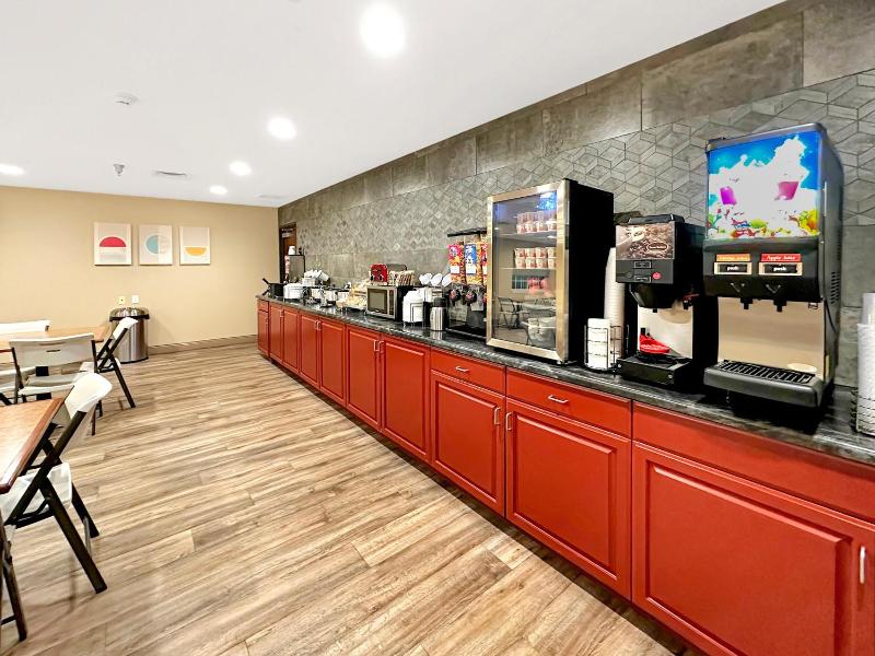Estherville Hot​​el & Suites image 3