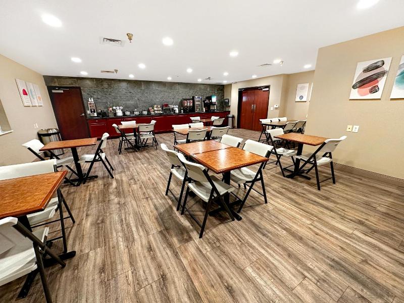 Estherville Hot​​el & Suites image