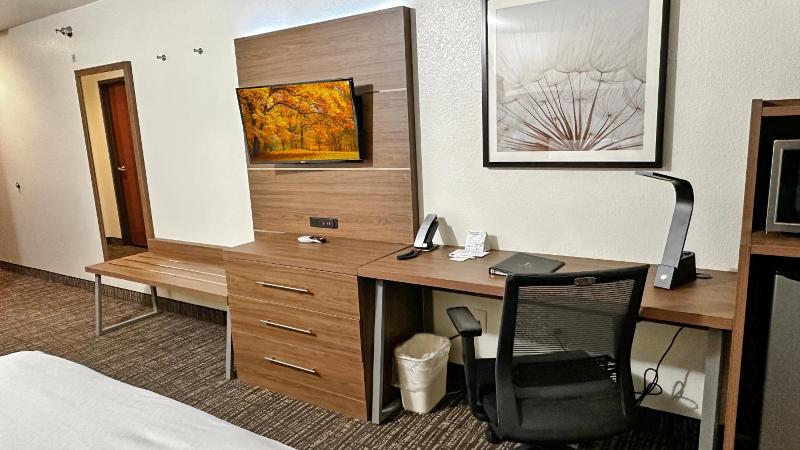 Estherville Hot​​el & Suites image