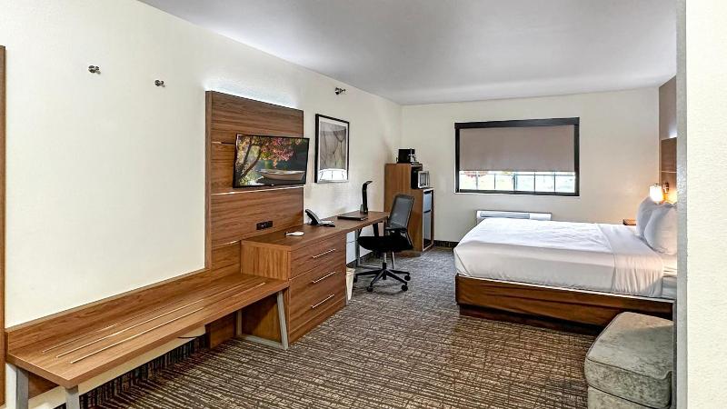 Estherville Hot​​el & Suites image