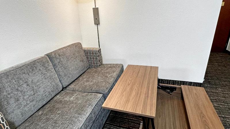 Estherville Hot​​el & Suites image