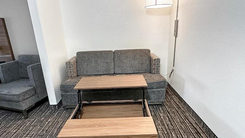 Estherville Hot​​el & Suites image