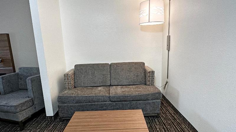 Estherville Hot​​el & Suites image