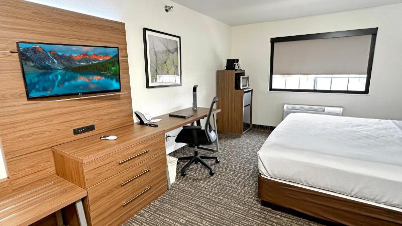 Estherville Hot​​el & Suites image