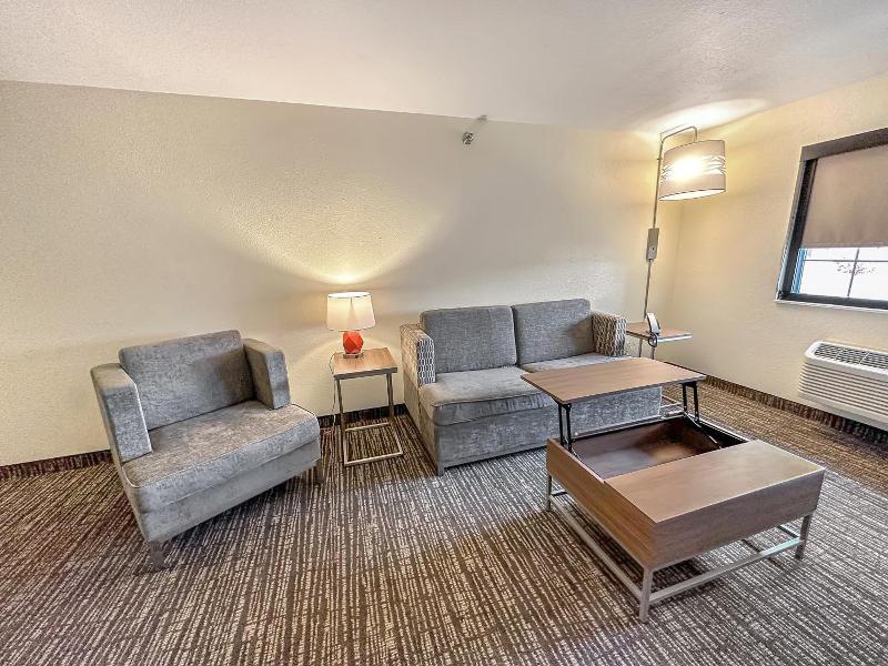 Estherville Hot​​el & Suites image