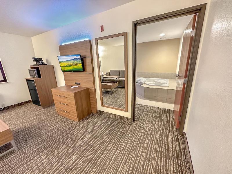 Estherville Hot​​el & Suites image