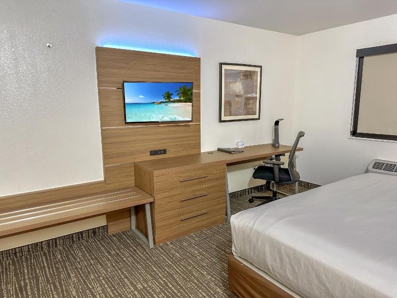 Estherville Hot​​el & Suites image