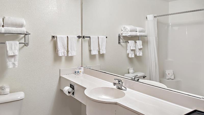 Estherville Hot​​el & Suites image