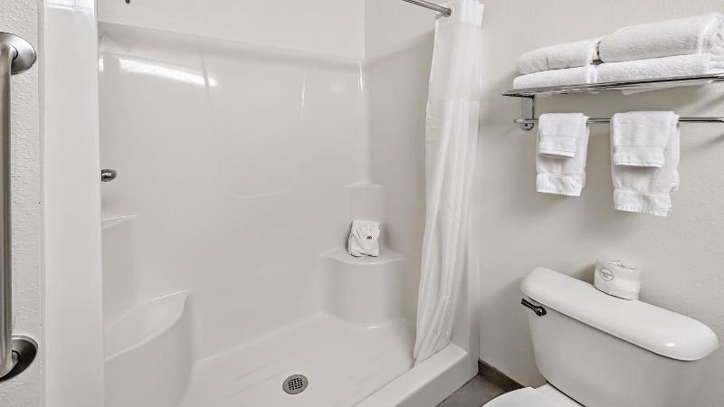 Estherville Hot​​el & Suites image
