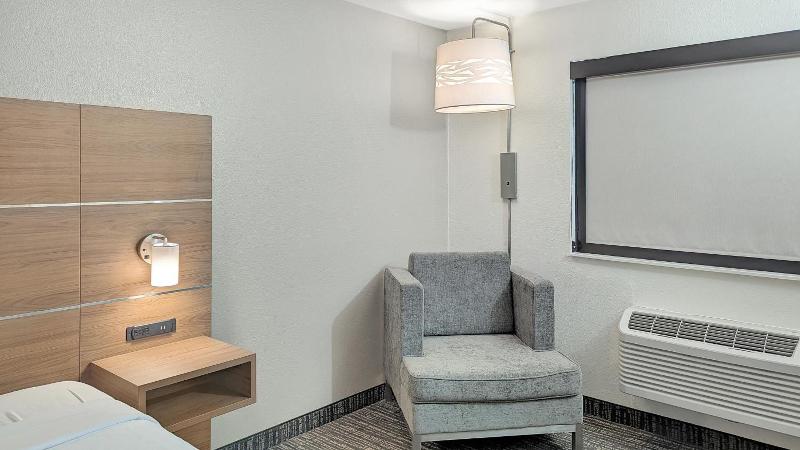 Estherville Hot​​el & Suites image