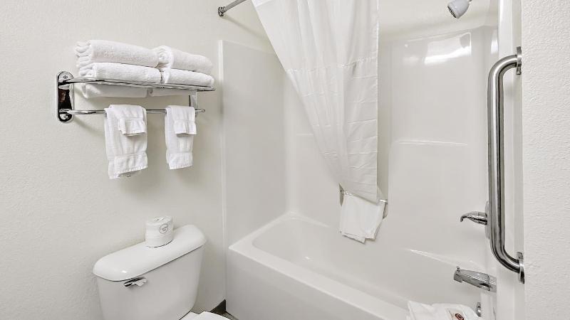 Estherville Hot​​el & Suites image