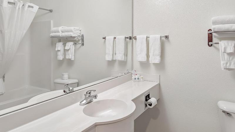 Estherville Hot​​el & Suites image