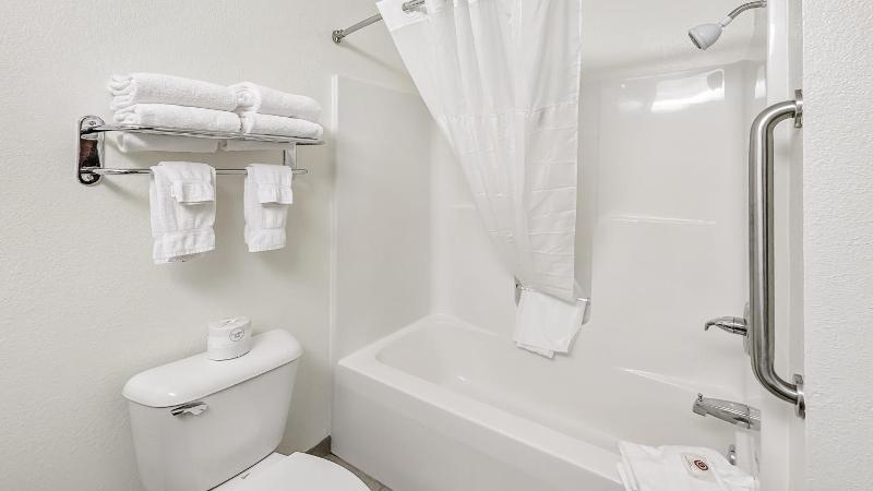 Estherville Hot​​el & Suites image