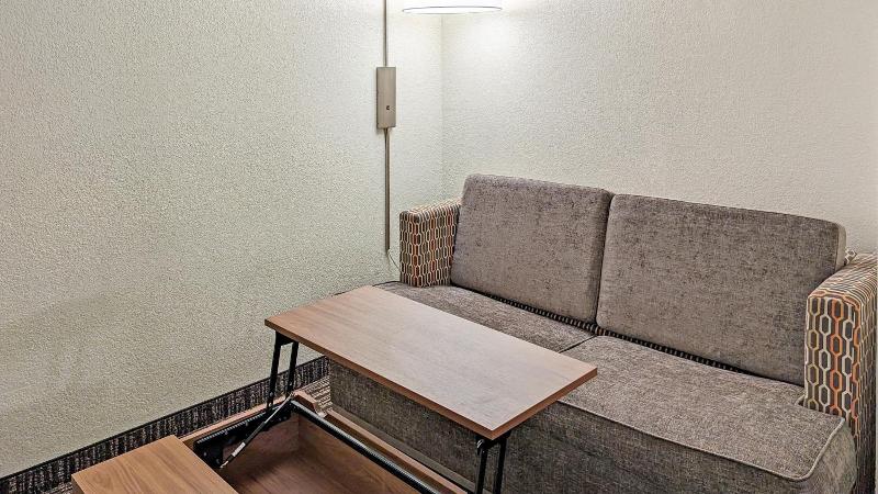 Estherville Hot​​el & Suites image