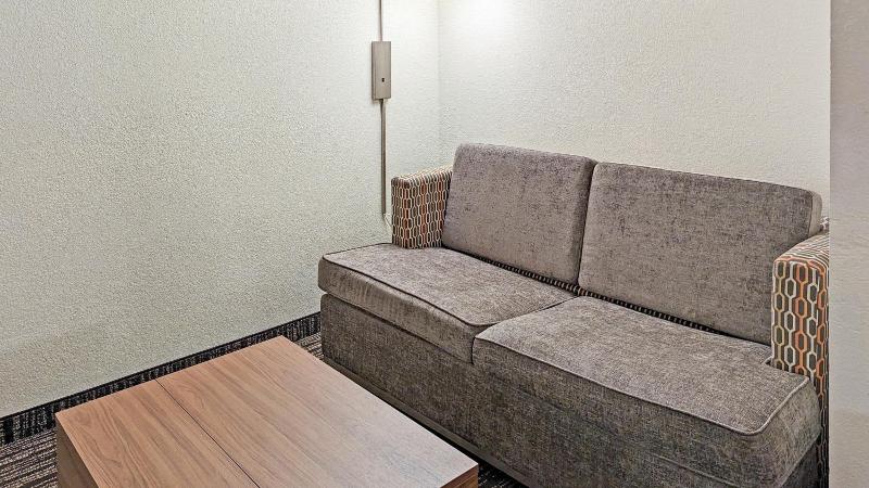 Estherville Hot​​el & Suites image