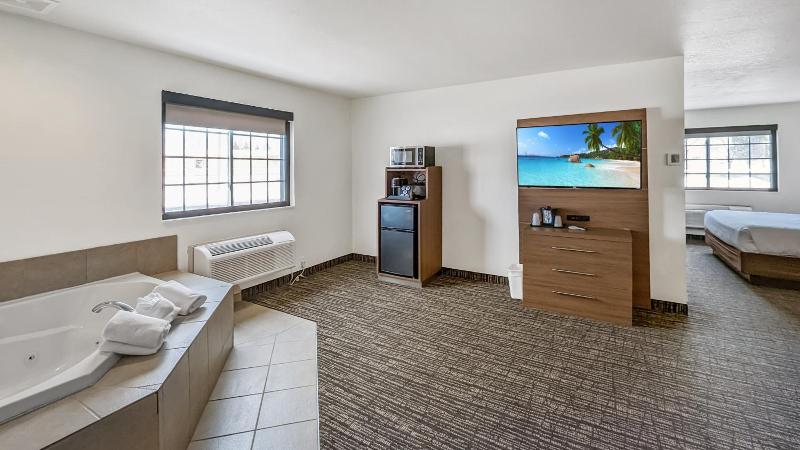 Estherville Hot​​el & Suites image