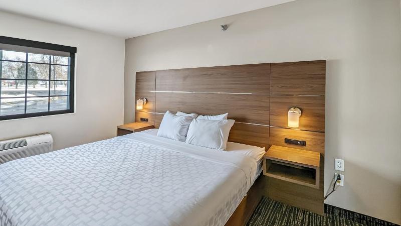 Estherville Hot​​el & Suites image