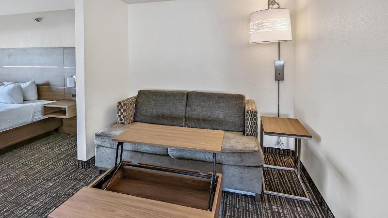 Estherville Hot​​el & Suites image