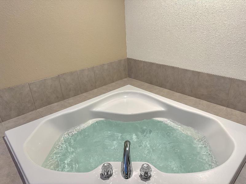 Estherville Hot​​el & Suites image