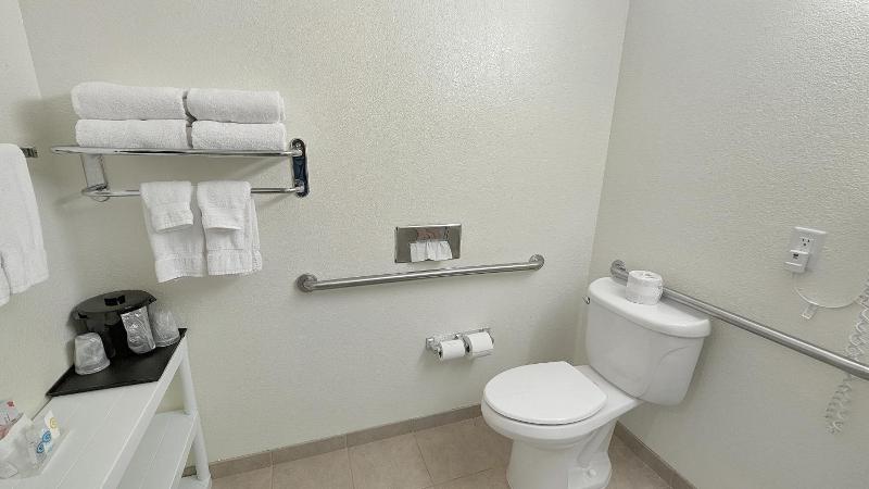 Estherville Hot​​el & Suites image