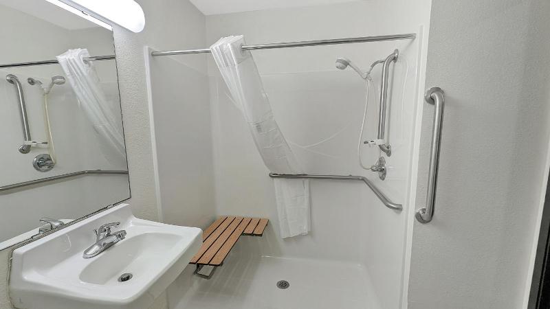 Estherville Hot​​el & Suites image