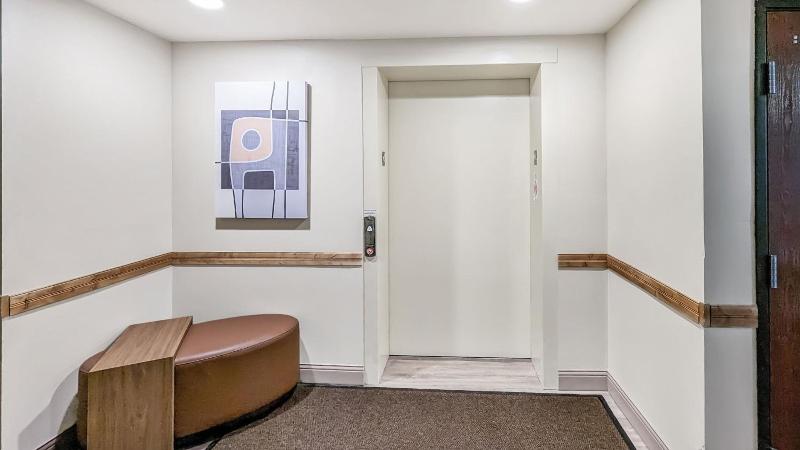 Estherville Hot​​el & Suites image