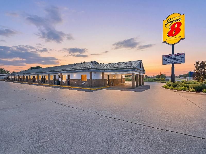 Super 8 By Wyndham Siloam Springs image