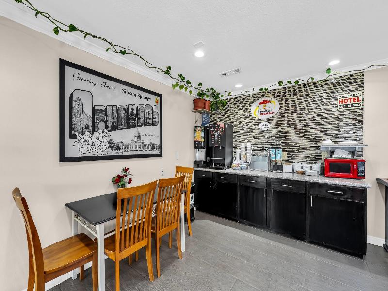 Super 8 By Wyndham Siloam Springs image