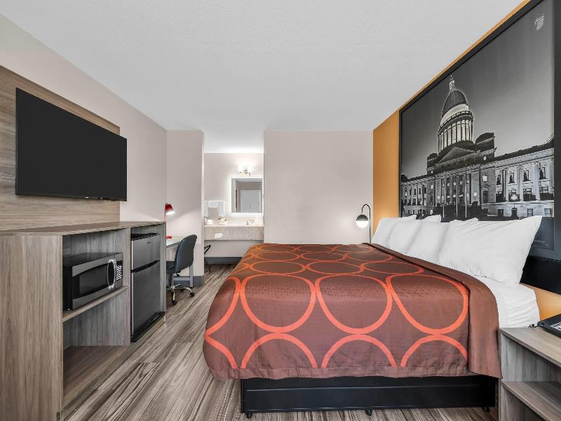 Super 8 By Wyndham Siloam Springs image