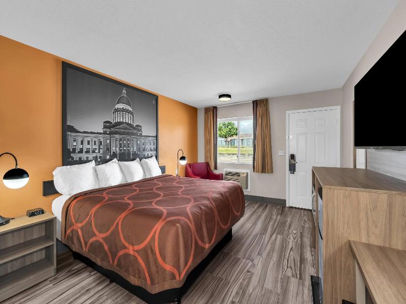 Super 8 By Wyndham Siloam Springs image