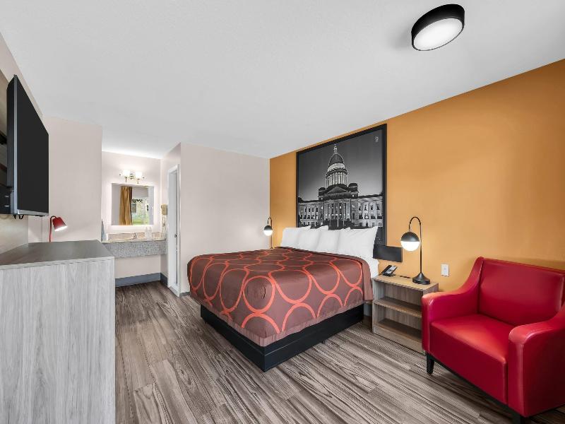 Super 8 By Wyndham Siloam Springs image