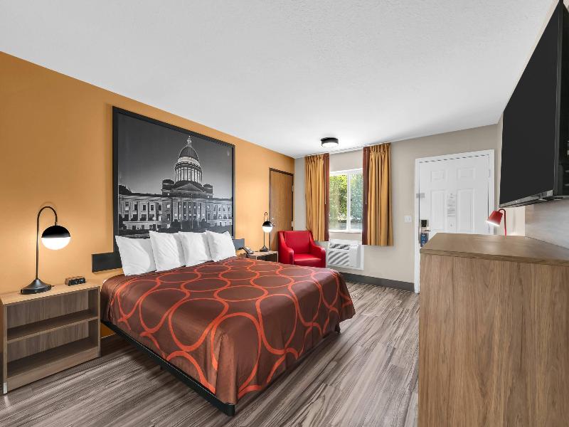 Super 8 By Wyndham Siloam Springs image