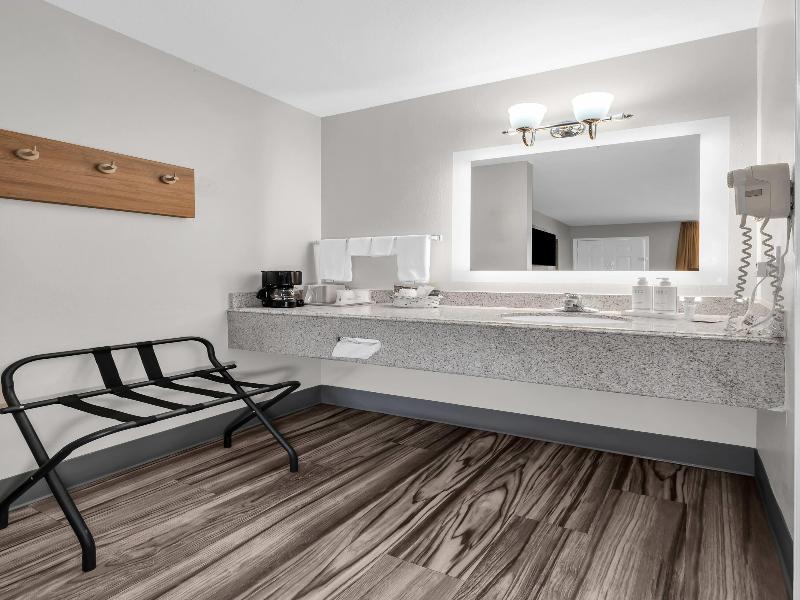 Super 8 By Wyndham Siloam Springs image