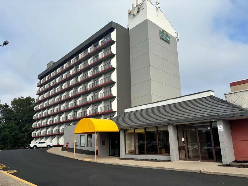 La Quinta Inn & Suites By Wyndham Stamford image