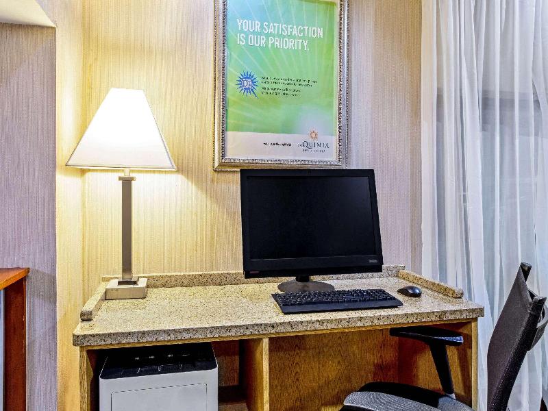 La Quinta Inn & Suites By Wyndham Stamford image
