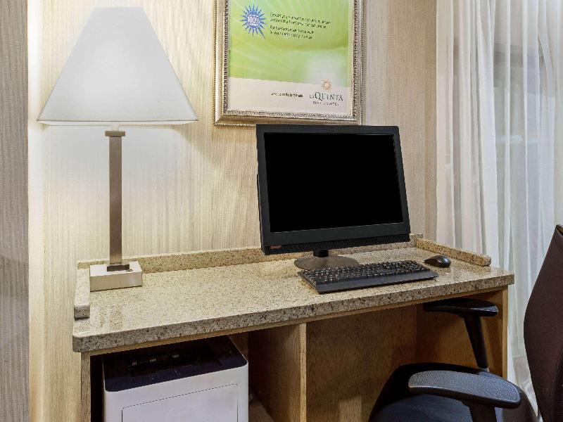 La Quinta Inn & Suites By Wyndham Stamford image
