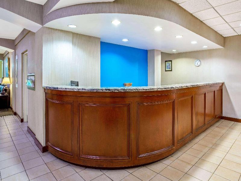 La Quinta Inn & Suites By Wyndham Stamford image