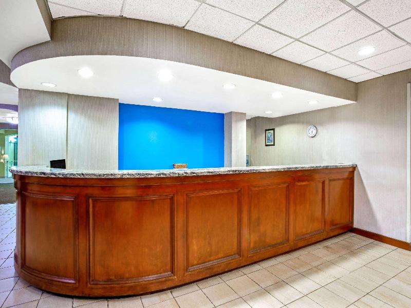 La Quinta Inn & Suites By Wyndham Stamford image