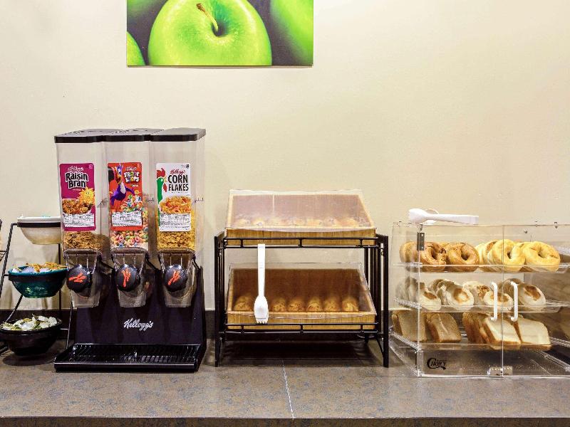 La Quinta Inn & Suites By Wyndham Stamford image