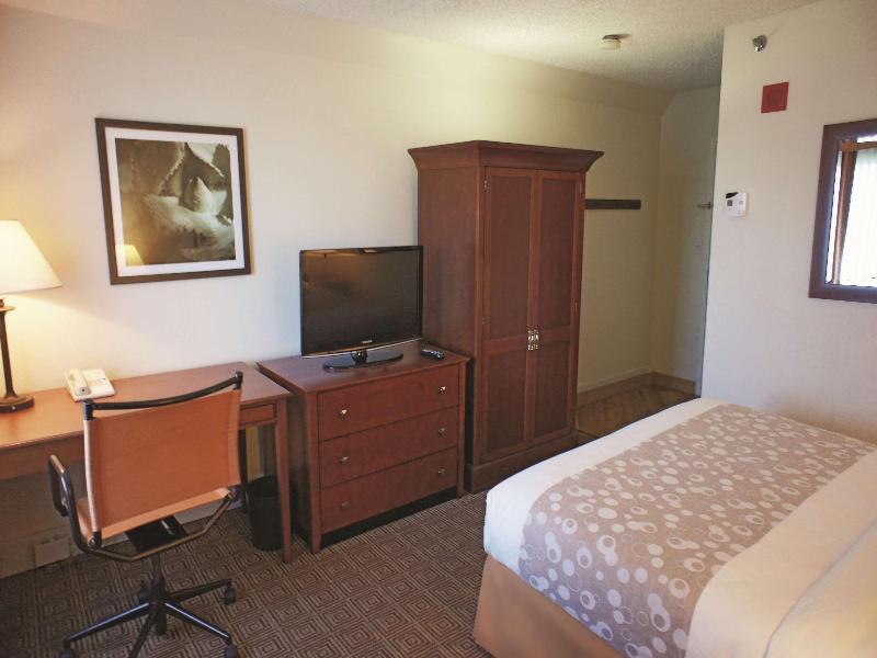 La Quinta Inn & Suites By Wyndham Stamford image