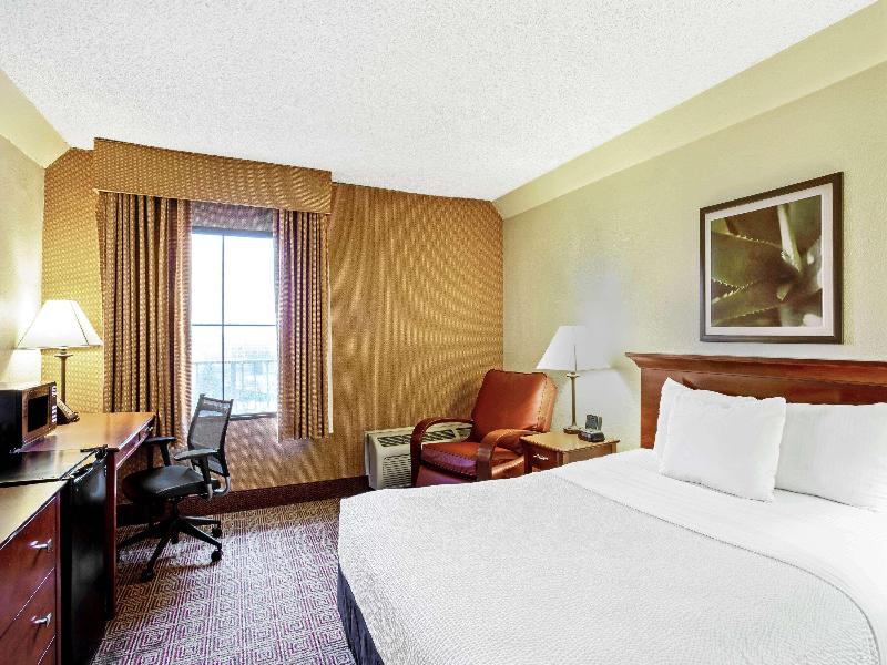 La Quinta Inn & Suites By Wyndham Stamford image